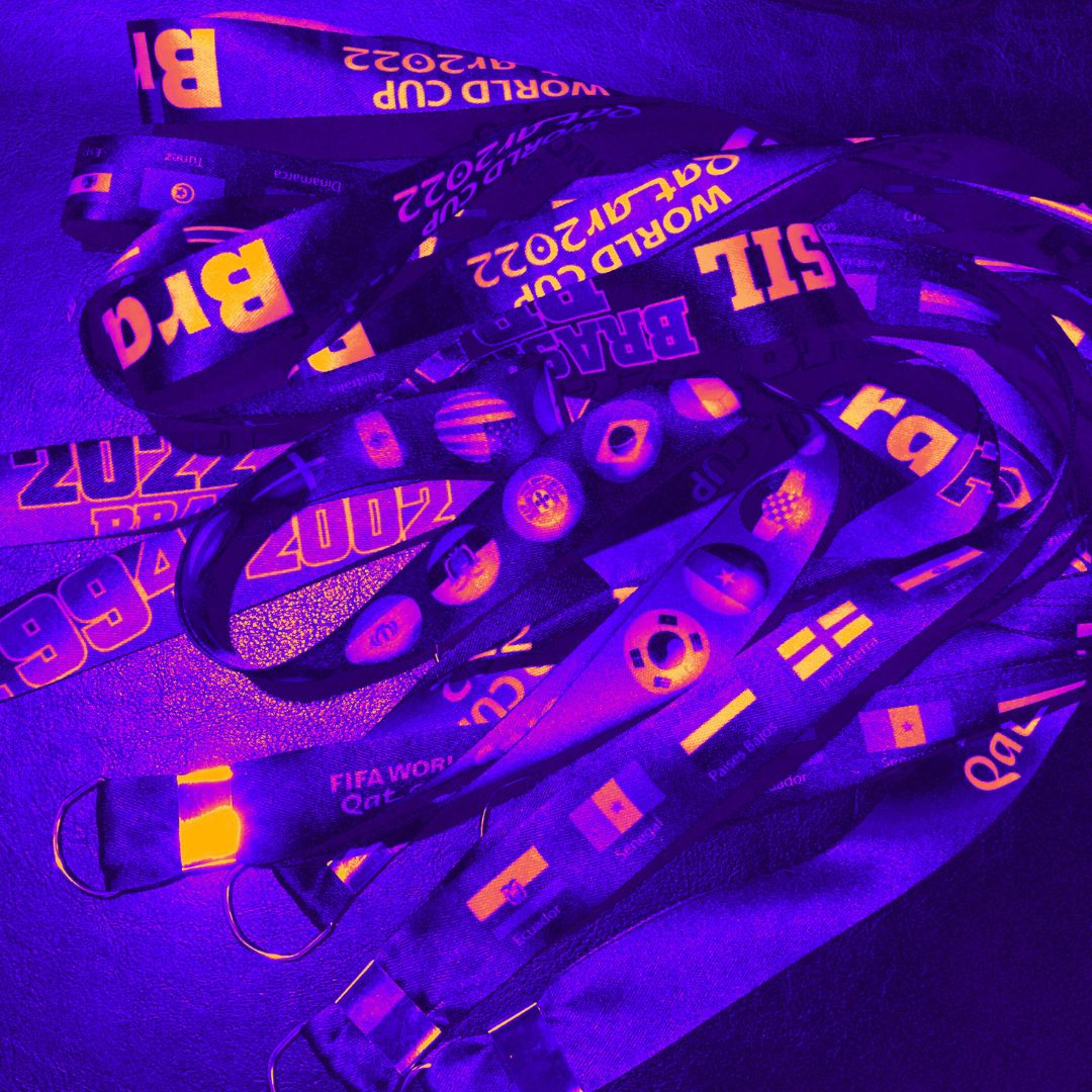 Cordões personalizados sob luz de evento